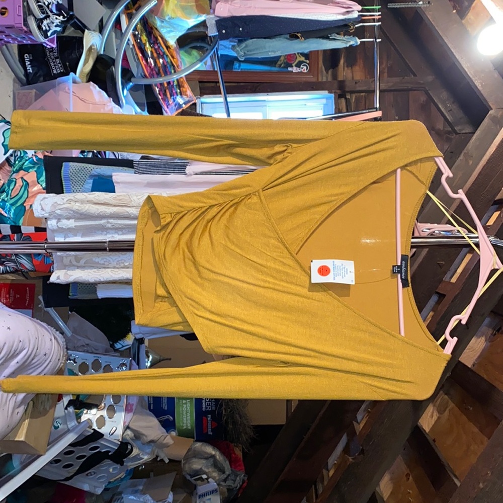 Ambiance size US small cross body mustard top